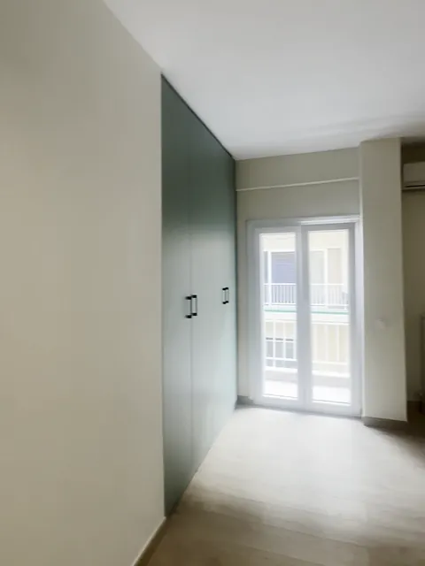 Σαλόνι με ντουλάπα σε όλο τον τοίχο