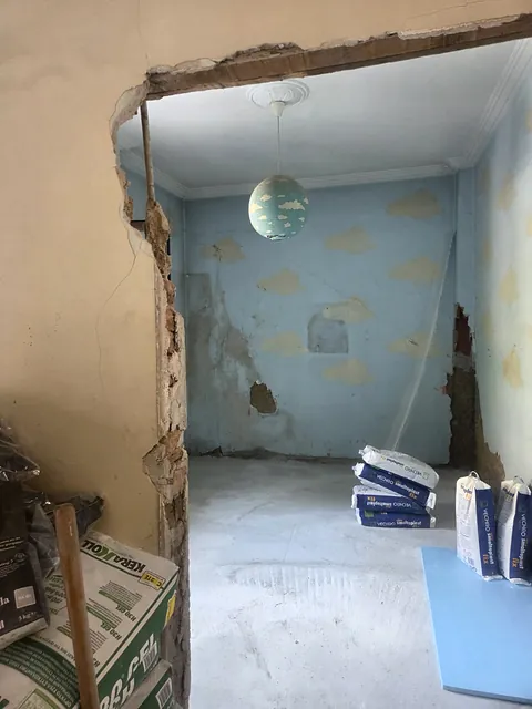 Το ίδιο δωμάτιο, μετά την αφαίρεση του παλιού δαπέδου