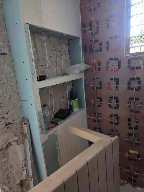 Εσοχή και πλακάκια με σφήνες αλφαδιάσματος